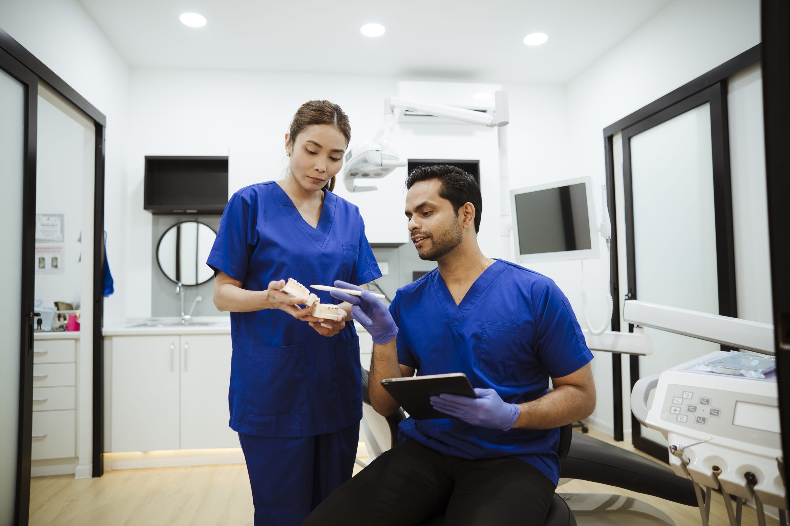 dentist-teaching-assistant-in-modern-dental-office